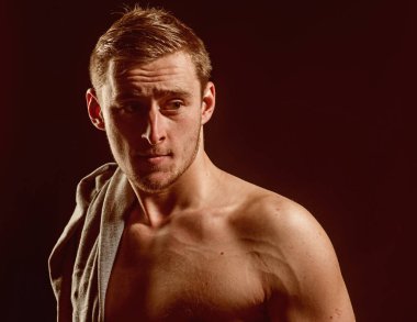 Uygun kavram. Yakışıklı adamla omuz uygun. Zinde ve sağlıklı. Uygun olmak için taahhüt