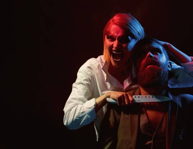 Vampir kavramı. Vampir kadın adamın boynuna bıçak tutun. Vampir kız adam kurban tehdit. Vampir kadın ve Cadılar Bayramı partisi için makyaj ile sakallı adam. Kan ve gore severim