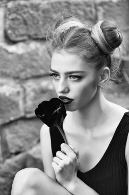 Kadın kırmızı haşhaş tohumu ile