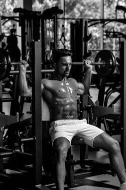 Barbell ile kas adam