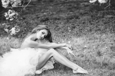 Glamour kadın yeşil çimenlerin üzerinde