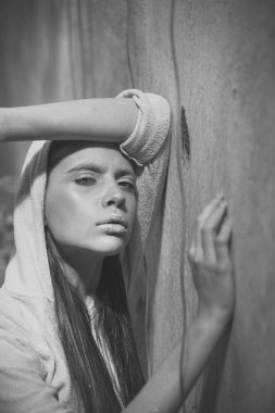 Güzel garip genç kadın ile moda sarı yüz makyaj üzerinde güzellik yüz. Portre portre sağlıklı parlak yumuşak pürüzsüz saf temiz bir cilt ile kadın modeli. Cilt Bakımı. Yüksek çözünürlük