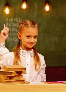 yaratıcı bir fikir. Okuldaki küçük çocuk, yaratıcı bir fikir. Kızın yaratıcı bir fikir var. yaratıcı fikir ve ilham kavramı. ilham bekliyor