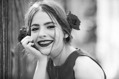 Kırmızı dudaklar ve gül saç ile şirin kız