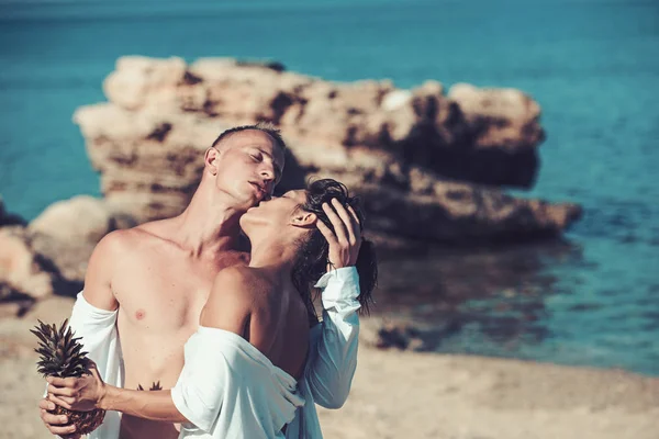 Familien- und Valentinstag. Liebesbeziehungen küssender Paare, die gemeinsam den Sommertag genießen. Verliebte Paare entspannen sich am Strand. sexy Frau und Mann machen Selfie auf See. Sommerferien und Urlaub auf Reisen. — Stockfoto