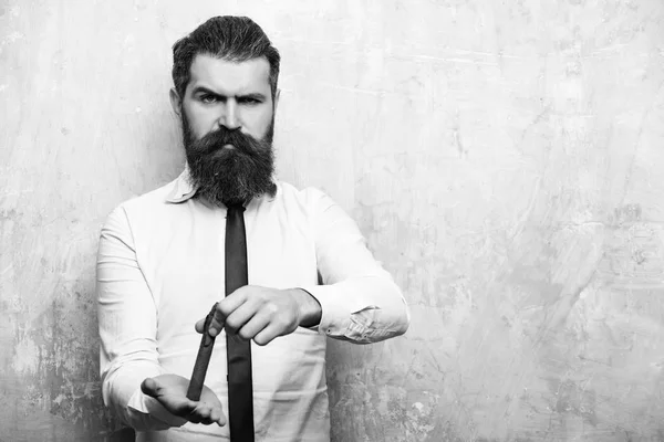 Hipster o uomo barbuto sul viso arrabbiato fumare sigaro — Foto Stock