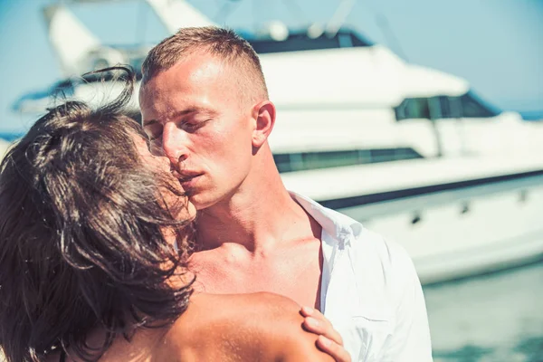 一緒に夏の日を楽しんでいるカップルの関係が大好きです。海では、ヨットでキスのカップルを愛します。. — ストック写真