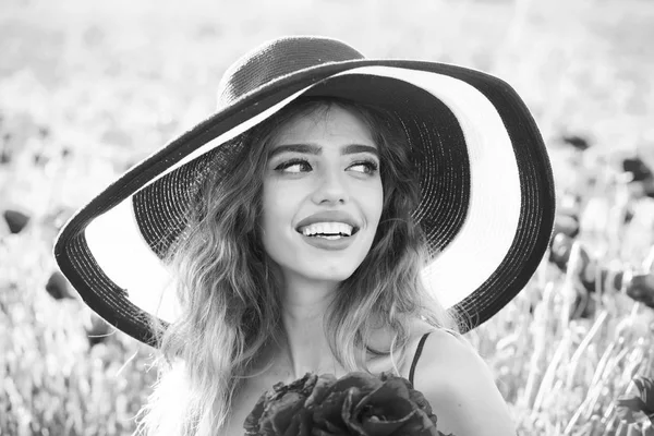 Усміхнена дівчина в полі макового насіння в ретро капелюсі — стокове фото