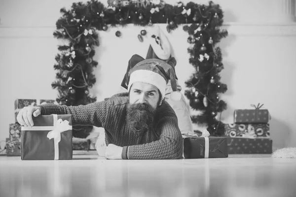 Kerst man met baard op gelukkig gezicht bij huidige doos. — Stockfoto