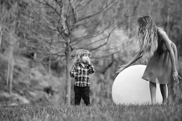 女性と湿原のボールを持つ少年 — ストック写真