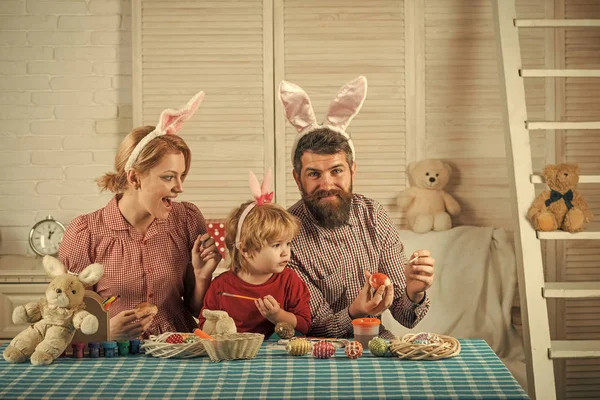 Mutlu aile kutlamak bahar tatil, aşk. — Stok fotoğraf