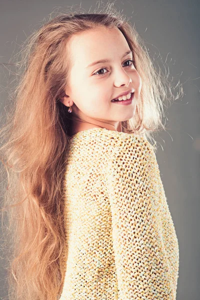 Infância de criança feliz. Cabeleireiro infantil. Cuidados com a pele e cabelo. Beleza. Retrato de moda da menina. menina pequena com cabelo comprido. Sinto-me sedutora. Jovens e bonitos — Fotografia de Stock