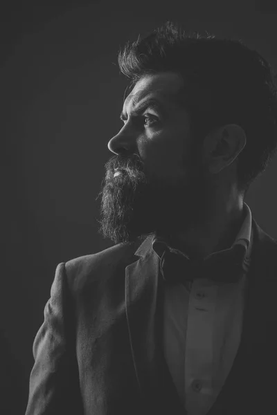 Homem com barba e bigode ou barbeiro no fundo escuro . — Fotografia de Stock