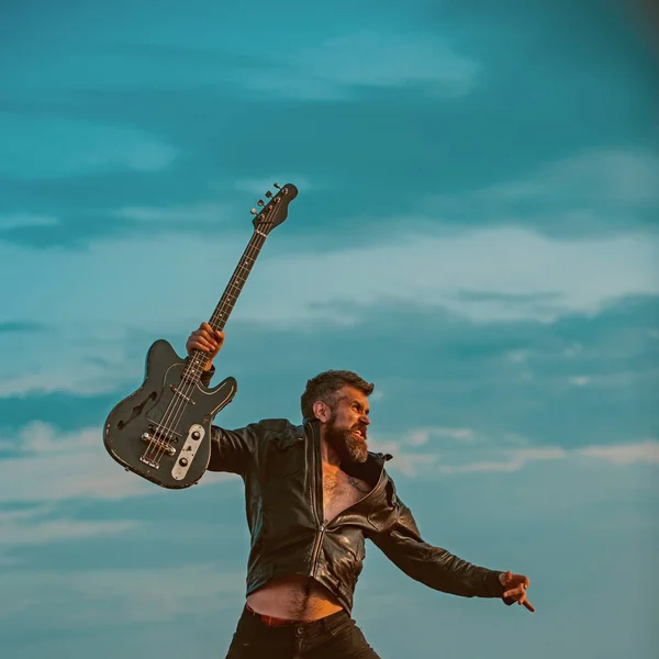 Miluji Svou Kytaru Vousatý Muž Skok Kytarou Modré Obloze Kytarista — Stock fotografie