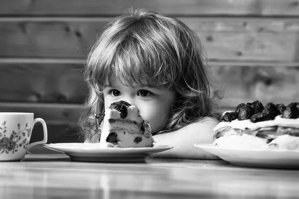 小男孩吃草莓蛋糕 — 图库照片