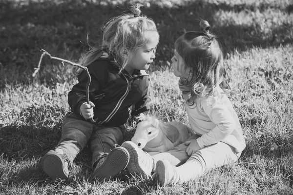 Irmão e irmã beijam no dia ensolarado — Fotografia de Stock