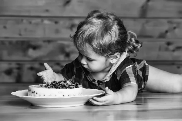 Cute boy eats cake — Stock Photo, Image