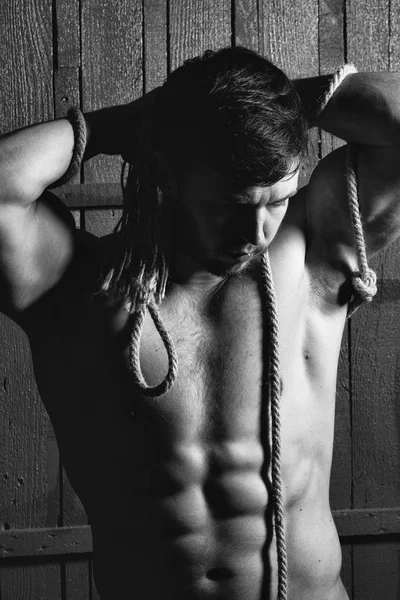 Hombre musculoso sosteniendo cuerda —  Fotos de Stock