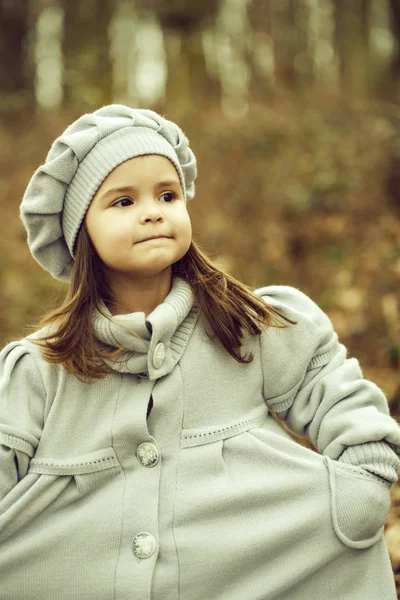 Menina no parque de outono — Fotografia de Stock