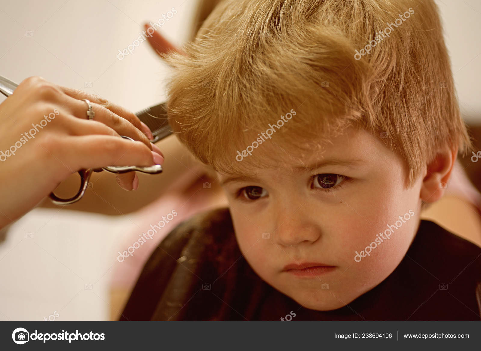 Corte de cabelo infantil para um menino. penteado elegante e moderno.  cuidados com o cabelo da criança. cabelo curto.