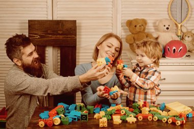 mutlu çocukluk. Bakım ve geliştirme. Aile ve çocuk günün kutlu olsun. Baba ve anne ile Çocuk oyun kurucu. evde anne ile küçük boy oynayın. Baba ve anne küçük çocuk. Anılarımız
