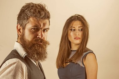 Şık ve modaya uygun. İki aşık. Aile çift evlendi. Sakallı adam ve moda stil ile şehvetli kadın. Aşk ilişkiler moda modelleri. Onun bir aşk hikayesi