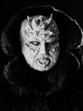 Adam dragon cilt ve gri sakal