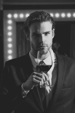 Sommelier veya adam tutun şarap cam, Toplantı ve rahatla