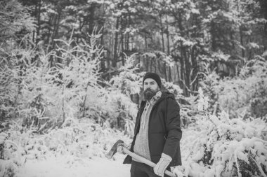 Adam oduncu balta ile termal ceketli.