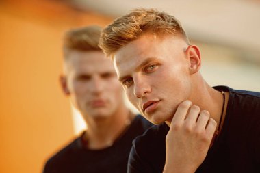 Konfor için. Atletik erkek açık. İkizler kas bakışla çifti. İyi fiziksel kas adam. Fit vücut ile moda ikizler. Rahat moda stil yakışıklı ikizler