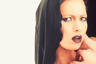 Siyah Cuma kavramı. Gothic Moda ve güzellik. Makyaj göz ve cilt bakımı kız şehvetli. Din ve ölüm kavramı. Seksi madonna kadın siyah başlıklı. Gizemli kız makyaj moda modeli