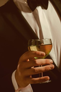 Düğün. Gelin damat cam kocasıyla üzerinde. resmi erkek moda. başarılı iş görüşmesi. Anlaşma. adam içki şarap. chears. Bizim için. beyaz şarap cam. gerçek tadı