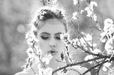 Beyaz kiraz veya kayısı bahar çiçek çiçek açan kız