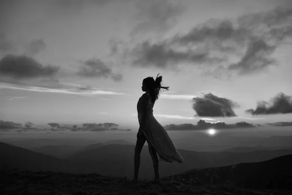 Mujer al atardecer o al amanecer en las montañas — Foto de Stock