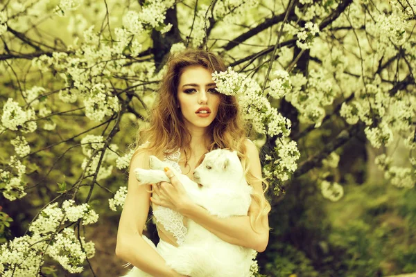 Mujer con cabra en flor —  Fotos de Stock