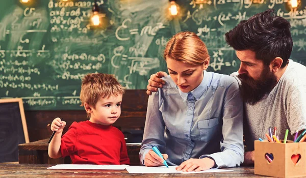 Matka, otec a syn malba na papíře. Milý chlapeček dítě kreslit s rodinou — Stock fotografie