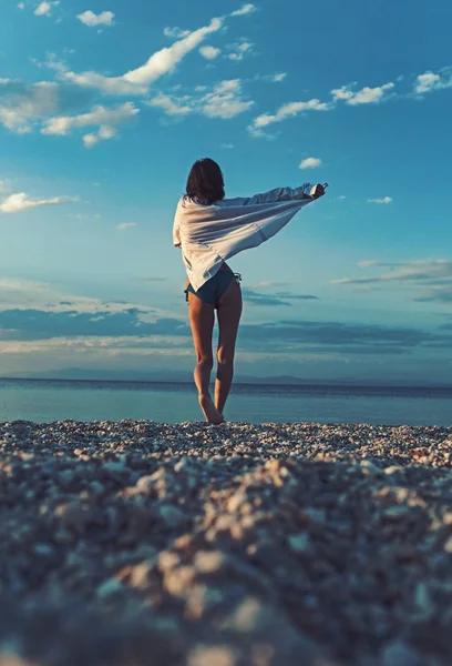 Sexig kvinna på blå himmel bakgrund i solnedgång eller soluppgång. sexig kvinna på sommarlovet. — Stockfoto