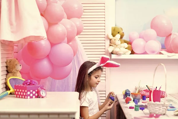 Pasen, kind in roze bunny oren. — Stockfoto