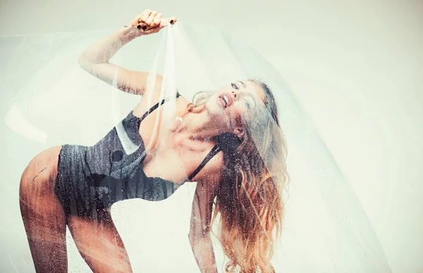 Douchen vrouw schot achter glas met waterdruppels. — Stockfoto