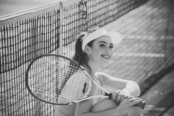 Boldog, mosolygós nő teniszező a bíróság — Stock Fotó