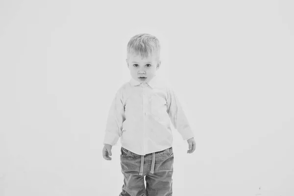 Mały chłopiec w białej koszuli, biznes. — Zdjęcie stockowe