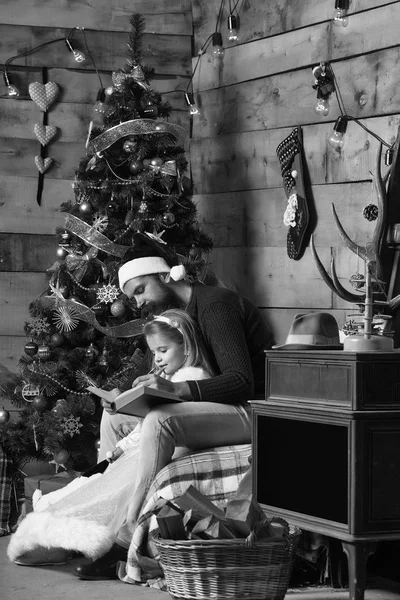 胡子圣诞老人和阅读的女孩 — 图库照片