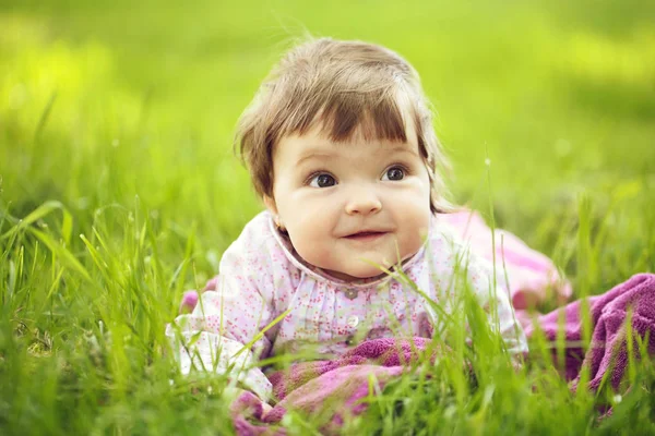 Linda niña sobre hierba verde — Foto de Stock