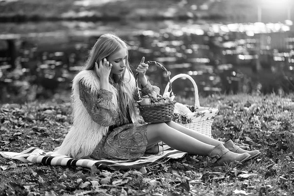 Chica joven en el picnic —  Fotos de Stock