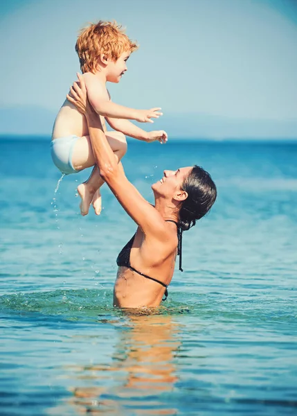 ビーチで 1 日を過ごしながら母親と小さな男の子の肖像画. — ストック写真
