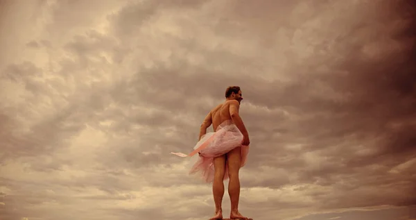 Engraçado. Homem de bailarina saia ao ar livre. Bailarina maluca. drag queen. Inspiração e sonho. Homem dançando em tutu no estúdio de balé. Desfrutando de um tempo despreocupado. Um tipo brincalhão. felicidade . — Fotografia de Stock