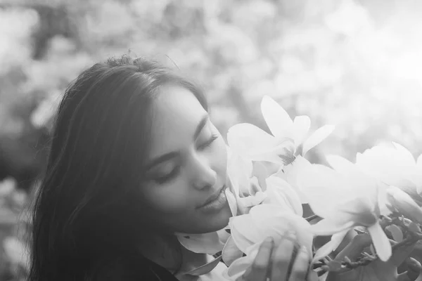 Glückliches Mädchen mit bezauberndem Lächeln am Magnolienbaum — Stockfoto