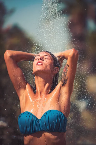 幸せなセクシーな女の子は、カリブ海の海のシャワーを浴びる。屋外の水の下で水着で幸せな官能的な女. — ストック写真