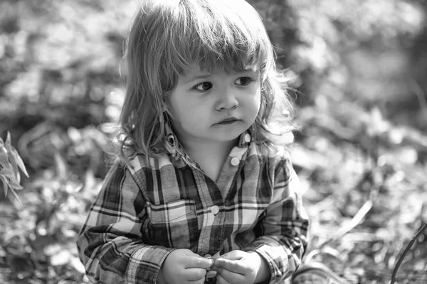 Маленький мальчик снаружи — стоковое фото