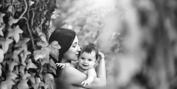 Bebê e mãe abraçando nu — Fotografia de Stock